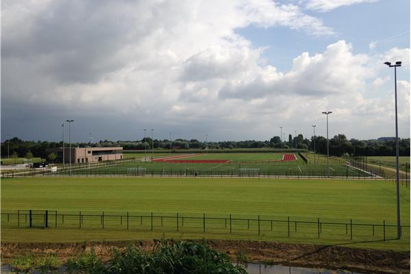 Aanleg sportpark met kunstgras en 2 natuurgras voetbalvelden, atletiekpiste en Finse piste - Sportinfrabouw NV